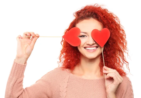 Kağıt kalp tutan Kızıl saçlı genç kadın — Stok fotoğraf