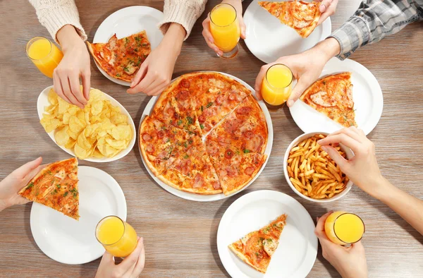 Trevlig fest med varm pizza — Stockfoto