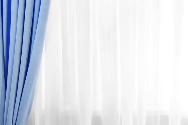 Tenda blu sulla finestra — Foto Stock