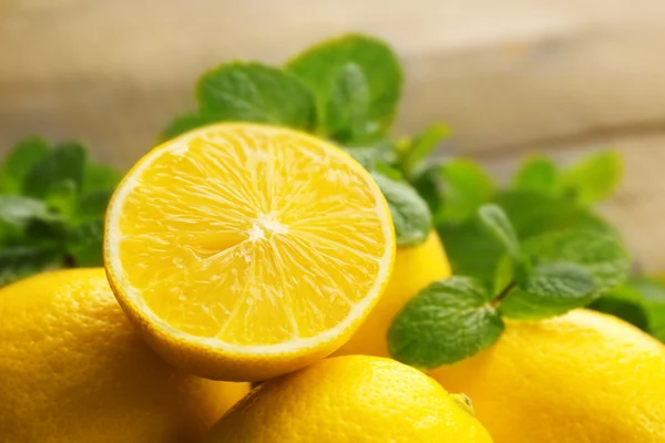 Limoni freschi affettati con foglie verdi — Foto Stock