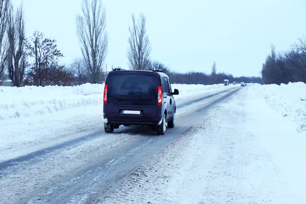 Carro condução estrada de inverno — Fotografia de Stock