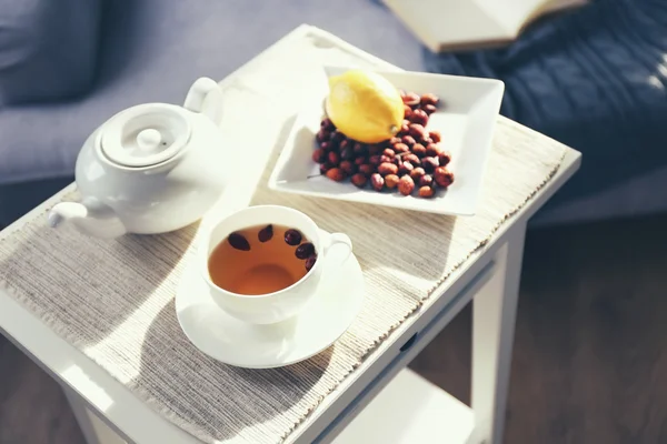 Шиповник и лимонный чай на столе в номере — стоковое фото