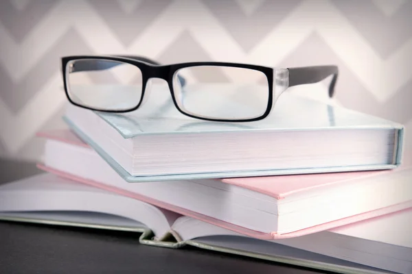 Bücher und Brillen auf grauem Tisch — Stockfoto