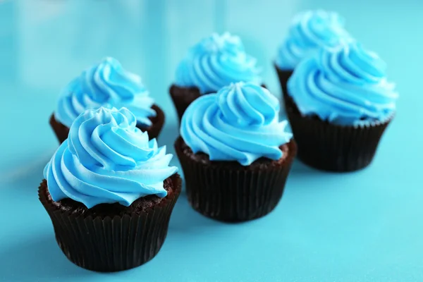 Pastelitos de chocolate sobre fondo azul — Foto de Stock