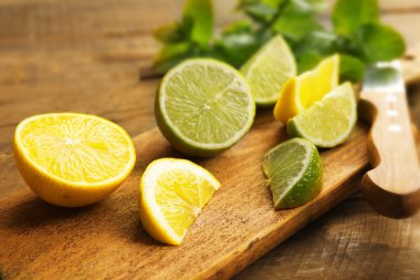 Dilimlenmiş taze limon ve kireç ahşap kesme pano portre üzerinde