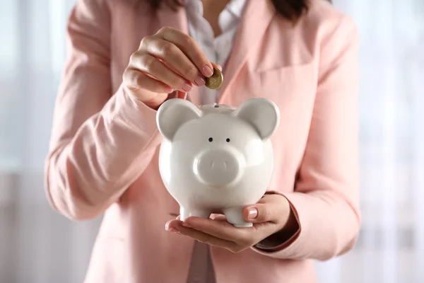 Mulher segurando Piggy Bank — Fotografia de Stock