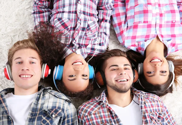 Twee tiener paren luisteren naar muziek — Stockfoto