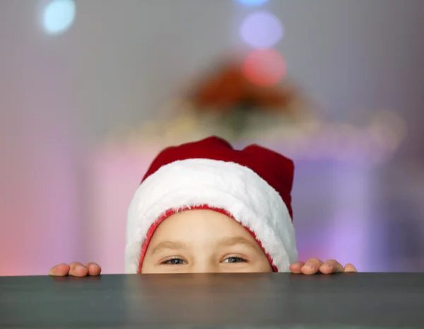 Menino alegre em chapéu de Santa — Fotografia de Stock