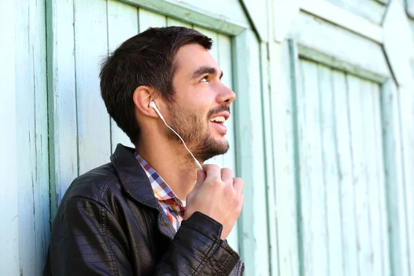 Homem ouvindo música ao ar livre — Fotografia de Stock