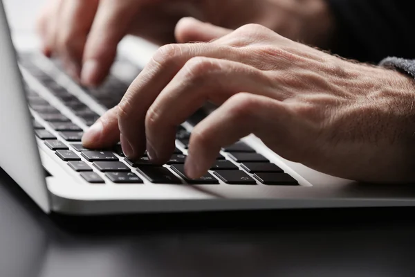 Hands typing on laptop — Stock Photo, Image