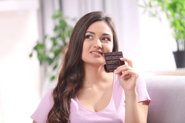 Młoda brunetka z czekoladą — Zdjęcie stockowe