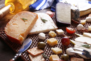 Farklı ahşap arka plan üzerinde peynir çeşitleri