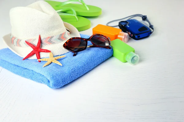 Summer accessories on table — Stock Photo, Image