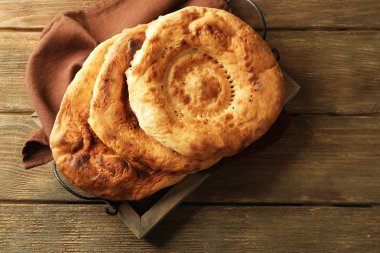 Düz ekmek bir tepsi, üstten görünüm