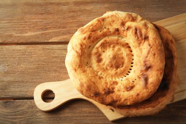 Ahşap kesme tahtası üzerinde düz ekmek