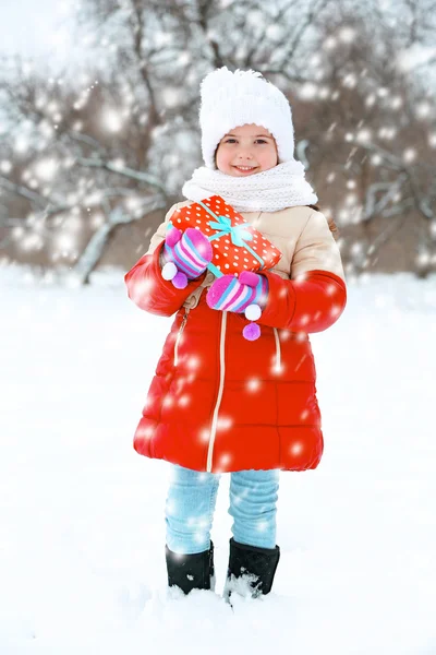 Petite fille avec des vêtements d'hiver — Photo