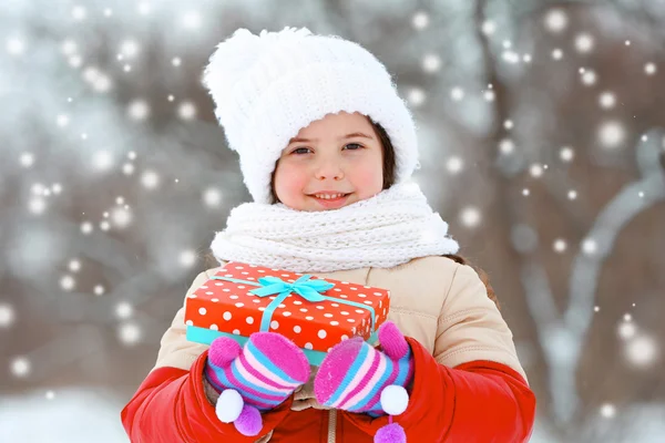 Petite fille avec des vêtements d'hiver — Photo