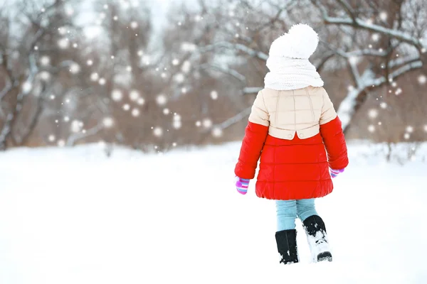 Holčička s zimní oblečení — Stock fotografie