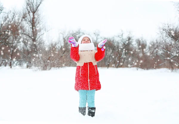 Petite fille avec des vêtements d'hiver — Photo