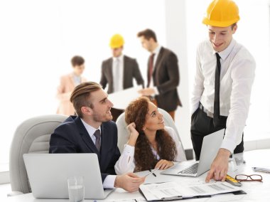Grup profesyonel mühendis planları ile çalışma