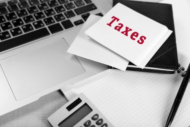 Ofis malzemeleri masanın üstünde.