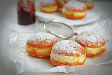 Taze ev yapımı çörek ile pudra şekeri, yakın çekim