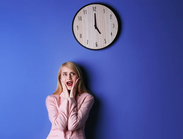 Mujer atractiva bajo reloj —  Fotos de Stock