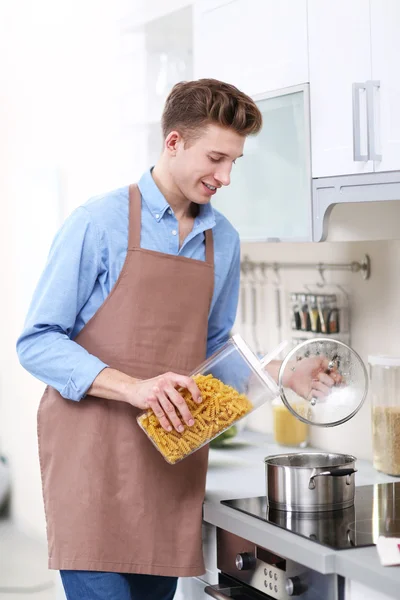 Buon bell'uomo che cucina la pasta — Foto Stock
