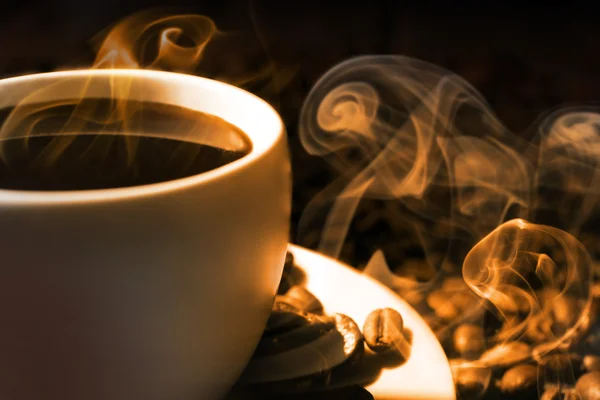 Tasse Kaffee und Körner, Nahaufnahme — Stockfoto