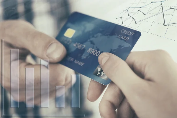 Ekonomi kavramı. Bir kredi kartı holding eller — Stok fotoğraf
