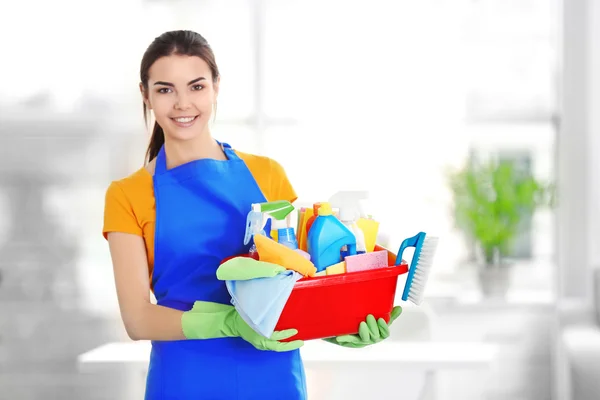 Mulher em luvas bacia segurando com detergentes — Fotografia de Stock