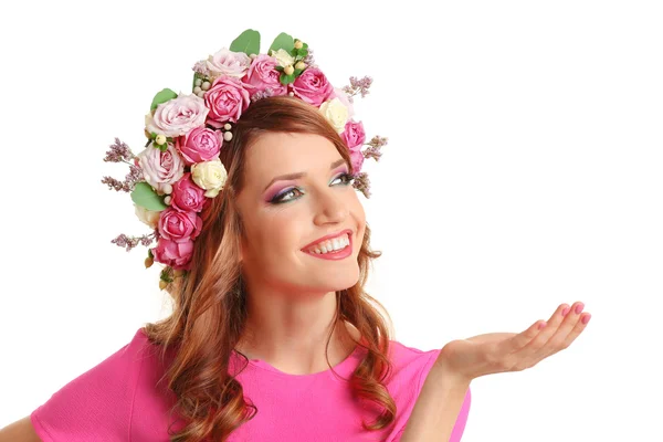 흰색 배경에 고립 꽃 머리 띠를 착용 하는 아름 다운 젊은 여자 — 스톡 사진