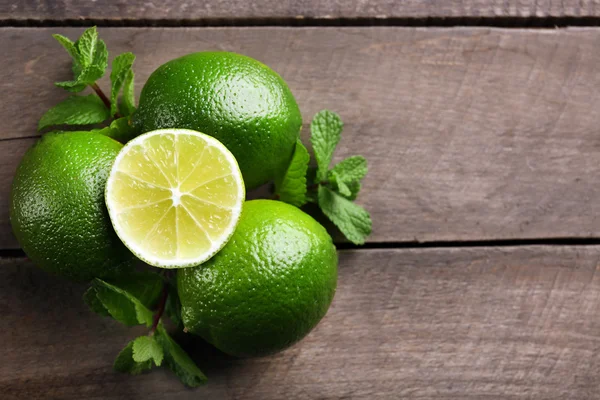 Limes à la menthe sur table en bois — Photo