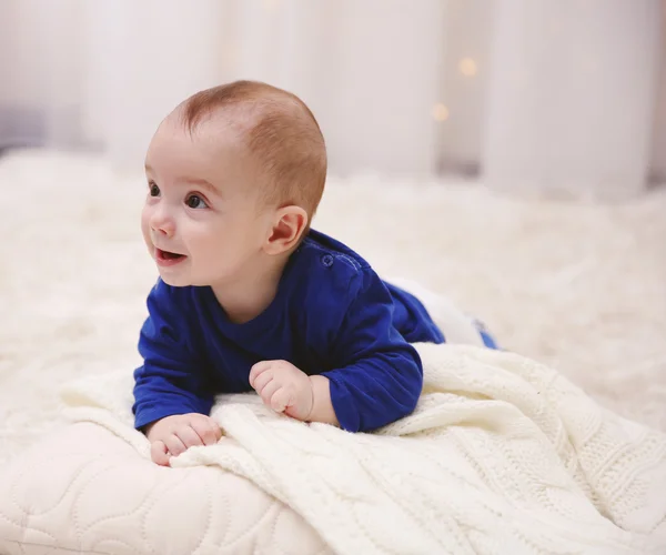 Bebê adorável em pulôver azul — Fotografia de Stock