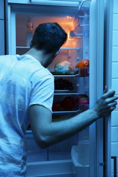 Hombre Buscando Comida Refrigerador Por Noche — Foto de Stock