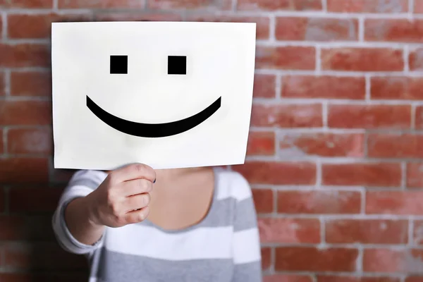 Donna che mostra un emoticon felice — Foto Stock