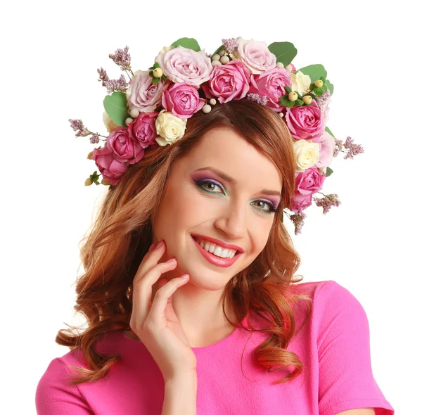 白い背景に分離された花の鉢巻きを身に着けている美しい若い女性 — ストック写真