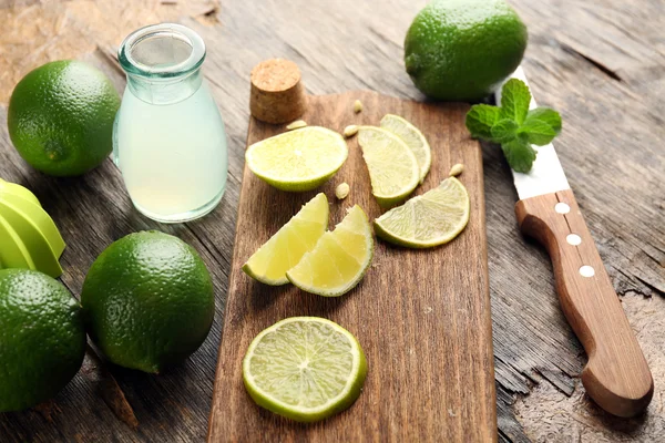 Limas frescas en la tabla de cortar — Foto de Stock