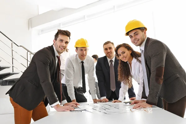 Team Ingegneri Professionisti Che Lavorano Con Cianografie — Foto Stock