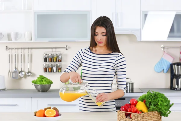 Schöne schwangere Frau — Stockfoto