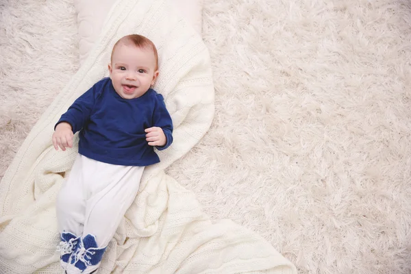 Bebê adorável em pulôver azul — Fotografia de Stock