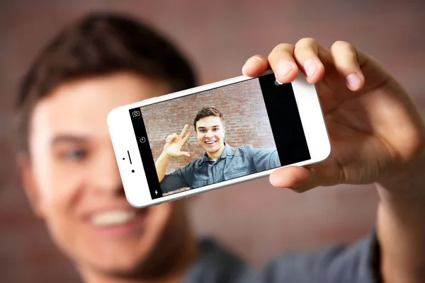 Junger Hübscher Junge Macht Foto Von Sich Selbst Mit Handy — Stockfoto