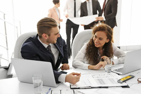 Team Van Professionele Ingenieurs Werken Met Blauwdrukken — Stockfoto