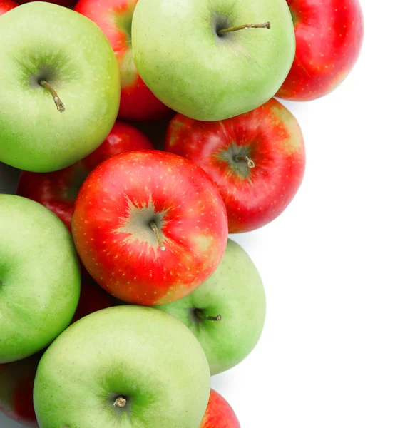 Kupie dojrzałe, soczyste jabłka na białym tle — Zdjęcie stockowe