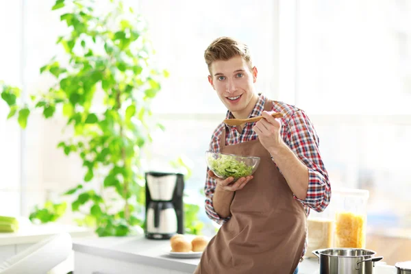 英俊的男人吃蔬菜沙拉 — 图库照片