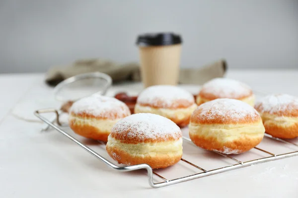 Свіжі домашні пончики з цукровою пудрою, крупним планом — стокове фото