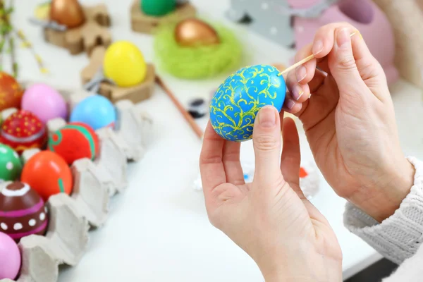 Weibliche Hände bemalen Osterei — Stockfoto