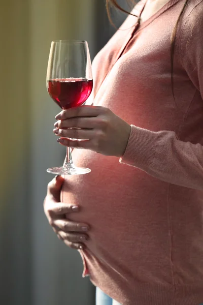 Schwangere mit Glas Wein — Stockfoto