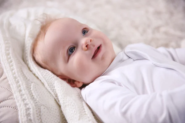 Bebê sorrindo no chão — Fotografia de Stock