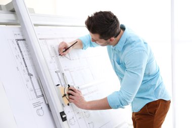 Erkek Mimarlar planları üzerinde çalışma